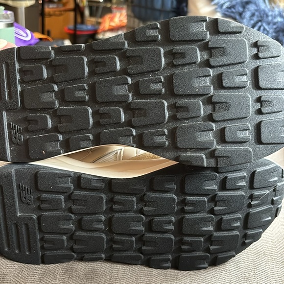 Like new - New Balance 57/40 in Sea Salt Calm Taupe US Women’s Size 9 - Picture 3 of 4